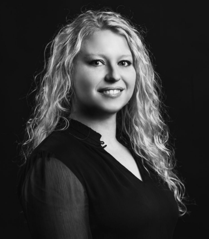 Shauna-Head-Shot-1-700x800